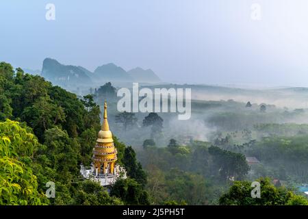 Luftaufnahme der goldenen Stupa oder Pagode im Khao Na Nai Luang Dharma Park in Surat Thani Thailand an einem frühen Morgen Stockfoto