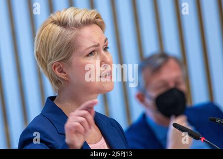 Schwerin, Deutschland. 25. April 2022. Manuela Schwesig (SPD), die Ministerpräsidentin von Mecklenburg-Vorpommern, spricht auf der Sondersitzung des landtags Mecklenburg-Vorpommern. Auf der Sitzung werden der Doppelhaushalt für 2022/2023 und die weitere Vorgehensweise bei der Corona-Pandemie erörtert. Quelle: Jens Büttner/dpa/Alamy Live News Stockfoto