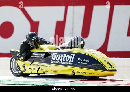 ASSEN, NIEDERLANDE - 24. APRIL: Markus Schlosser aus der Schweiz und Marcel Fries aus der Schweiz fahren beim FIM Sidecar Race 2 während der WorldSBK Motul Dutch Round auf dem TT Circuit Assen am 24. April 2022 in Assen, Niederlande (Foto: Andre Weening/Orange Picles) Stockfoto