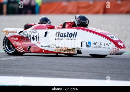 ASSEN, NIEDERLANDE - 24. APRIL: Lukas Wyssen aus der Schweiz und Thomas Hofer aus der Schweiz fahren beim FIM Sidecar Race 2 während der WorldSBK Motul Dutch Round auf dem TT Circuit Assen am 24. April 2022 in Assen, Niederlande (Foto: Andre Weening/Orange Picles) Stockfoto