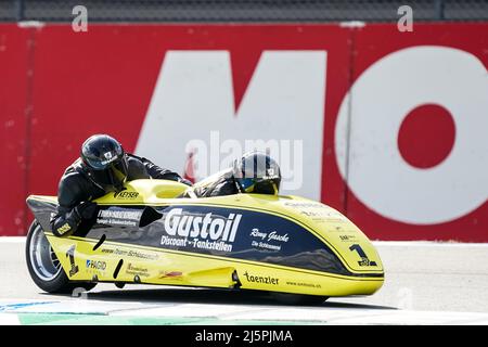 ASSEN, NIEDERLANDE - 24. APRIL: Markus Schlosser aus der Schweiz und Marcel Fries aus der Schweiz fahren beim FIM Sidecar Race 2 während der WorldSBK Motul Dutch Round auf dem TT Circuit Assen am 24. April 2022 in Assen, Niederlande (Foto: Andre Weening/Orange Picles) Stockfoto