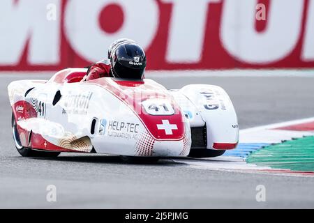 ASSEN, NIEDERLANDE - 24. APRIL: Lukas Wyssen aus der Schweiz und Thomas Hofer aus der Schweiz fahren beim FIM Sidecar Race 2 während der WorldSBK Motul Dutch Round auf dem TT Circuit Assen am 24. April 2022 in Assen, Niederlande (Foto: Andre Weening/Orange Picles) Stockfoto