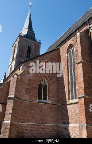 Historische Jacobskerk-Kirche mit Turm auf dem Marktplatz im niederländischen Dorf Winterswijk in den Niederlanden Stockfoto