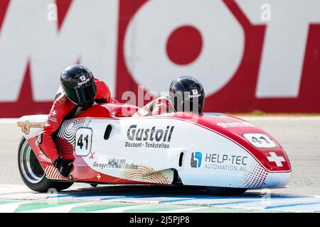 ASSEN, NIEDERLANDE - 24. APRIL: Lukas Wyssen aus der Schweiz und Thomas Hofer aus der Schweiz fahren beim FIM Sidecar Race 2 während der WorldSBK Motul Dutch Round auf dem TT Circuit Assen am 24. April 2022 in Assen, Niederlande (Foto: Andre Weening/Orange Picles) Stockfoto