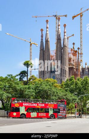 Barcelona, Spanien - 9. Juni 2011: Roter Touristen-Hop-on-Hop-off-Bus an der Kathedrale La Sagrada Familia in Barcelona Stockfoto