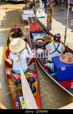 Pattaya, Thailand - 6. Dezember 2009: Street Food Vendors in traditionellen thailändischen Booten auf dem Pattaya Floating Market Stockfoto