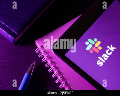 KIEW, UKRAINE - 30. März 2022. Notizblock mit Slack-Logo-Messaging-App. Stockfoto