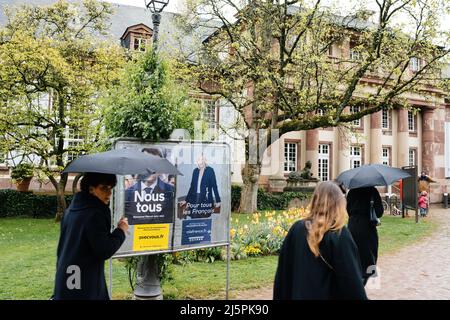 Straßburg, Frankreich - 24. April 2022: Menschen gehen an Wahlplakaten in der Nähe von Pavillon Josephine Menschen sind aufgerufen, den Präsidenten der Regierung zwischen Emmanuel Macron und Marine Le Pen zu wählen Stockfoto