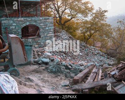 Baustelle eines privaten Wohngebäudes aus Ziegeln in Hügeln, Bergen. Unvollendete Bauarbeiten. Speicherplatz kopieren Stockfoto