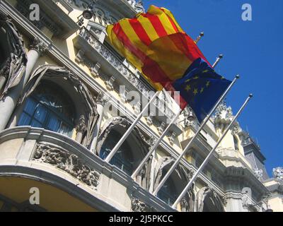 Katalanische, spanische und EU-Flaggen winken vor einem Gebäude in Barcelona, Spanien. Speicherplatz kopieren. Stockfoto