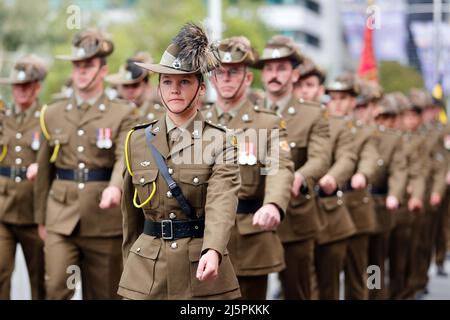 Sydney, Australien. 25. April 2022. Menschen nehmen am 25. April 2022 an der Parade zum Anzac Day in Perth, Australien, Teil. Der Anzac Day, der jedes Jahr am 25. April stattfindet, geht auf eine zentrale Kampagne des Ersten Weltkriegs im Jahr 1915 zurück, die von der australischen und neuseeländischen Armee Corp. An den Ufern der türkischen Halbinsel Gallipoli geführt wurde. Quelle: Zhou Dan/Xinhua/Alamy Live News Stockfoto