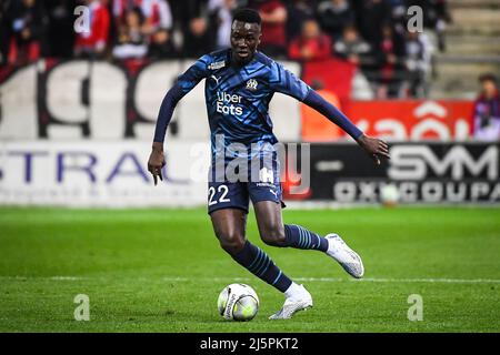 Reims, Frankreich, Frankreich. 24. April 2022. Pape GUEYE aus Marseille während des Ligue 1-Spiels zwischen Stade Reims und Olympique de Marseille (OM) im Auguste Delaune-Stadion am 24. April 2022 in Reims, Frankreich. (Bild: © Matthieu Mirville/ZUMA Press Wire) Stockfoto