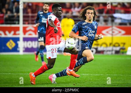 Reims, Frankreich, Frankreich. 24. April 2022. Azor MATUSIWA aus Reims und Matteo GUENDOUZI aus Marseille während des Ligue 1-Spiels zwischen Stade de Reims und Olympique de Marseille (OM) am 24. April 2022 im Auguste Delaune-Stadion in Reims, Frankreich. (Bild: © Matthieu Mirville/ZUMA Press Wire) Stockfoto