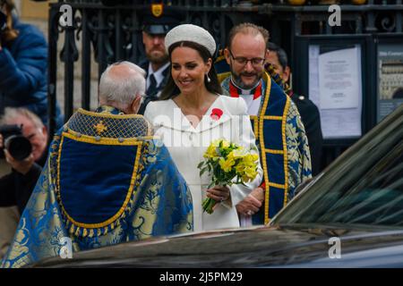 Westminster Abbey, London, Großbritannien. 25.. April 2022.HRH Catherine, Herzogin von Cambridge verlässt Westminster Abbey nach dem ANZAC Day Service of Comemoration and Thanksgiving. Amanda Rose/Alamy Live News Stockfoto