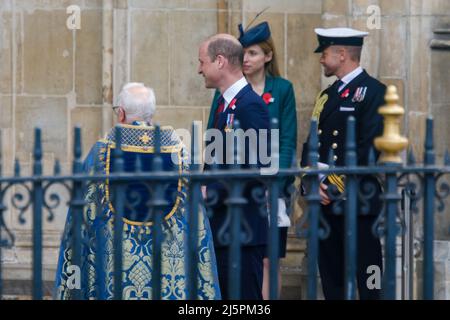 Westminster Abbey, London, Großbritannien. 25.. April 2022.HRH, Prinz William, Herzog von Cambridge lächelt, als Catherine, Herzogin von Cambridge, nach dem ANZAC Day Service of Comemoration and Thanksgiving vor der Westminster Abbey eine schicke Präsentation erhalten wird. Amanda Rose/Alamy Live News Stockfoto