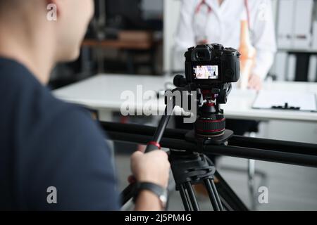 Ärztin, die ein Vlog-Video über Medizin und Gesundheitsversorgung aufzeichnet Stockfoto