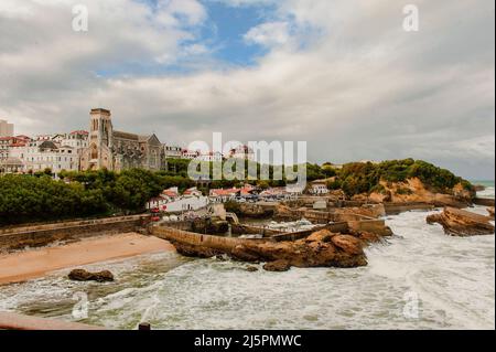 Die Kirche Église Sainte-Eugénie de Biarritz und der alte Hafen von Biarritz, Frankreich Stockfoto