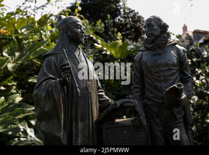 Stratford-Upon-Avon. 20. April 2022. Das am 20. April 2022 aufgenommene Foto zeigt eine Bronzestatue von William Shakespeare und Tang Xianzu in Shakespeares Geburtsgarten in Stratford-upon-Avon, Großbritannien. SO GEHT ES MIT dem Interview: Chinesische Elemente verleihen Shakespeares Heimatstadt einen 'internationalen' Charakter -- Scholar' Credit: Han Yan/Xinhua/Alamy Live News Stockfoto