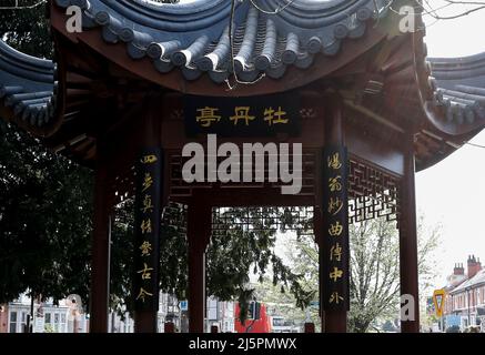 Stratford-Upon-Avon. 20. April 2022. Das am 20. April 2022 aufgenommene Foto zeigt den Peony Pavilion in Stratford-upon-Avon, Großbritannien. SO GEHT ES MIT dem Interview: Chinesische Elemente verleihen Shakespeares Heimatstadt einen 'internationalen' Charakter -- Scholar' Credit: Han Yan/Xinhua/Alamy Live News Stockfoto