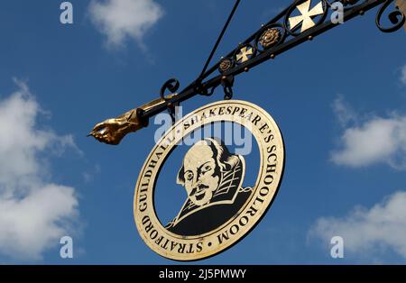 Stratford-Upon-Avon. 20. April 2022. Das am 20. April 2022 aufgenommene Foto zeigt ein Schild an der King Edward VI Schule, an der William Shakespeare in Stratford-upon-Avon, Großbritannien, teilnahm. SO GEHT ES MIT dem Interview: Chinesische Elemente verleihen Shakespeares Heimatstadt einen 'internationalen' Charakter -- Scholar' Credit: Han Yan/Xinhua/Alamy Live News Stockfoto