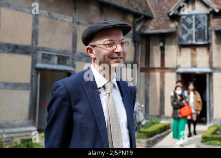 Stratford-Upon-Avon, Großbritannien. 20. April 2022. Paul Edmondson, Forschungsleiter des Shakespeare Birthplace Trust, wird vom Xinhua-Korrespondenten in Stratford-upon-Avon, Großbritannien, am 20. April 2022 interviewt. SO GEHT ES MIT dem Interview: Chinesische Elemente verleihen Shakespeares Heimatstadt einen 'internationalen' Charakter -- Scholar' Credit: Han Yan/Xinhua/Alamy Live News Stockfoto