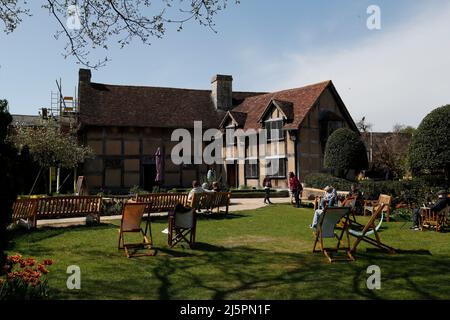 Stratford-Upon-Avon. 20. April 2022. Das am 20. April 2022 aufgenommene Foto zeigt William Shakespeares Geburtsgarten in Stratford-upon-Avon, Großbritannien. SO GEHT ES MIT dem Interview: Chinesische Elemente verleihen Shakespeares Heimatstadt einen 'internationalen' Charakter -- Scholar' Credit: Han Yan/Xinhua/Alamy Live News Stockfoto