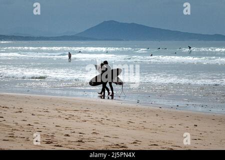 Der Hauptstrand von Bidart - Plage centrale oder grande Place - ist ein beliebter Ort für Surfer und wird von Kliffs begrenzt, die sich entlang der Atlantikküste erstrecken Stockfoto