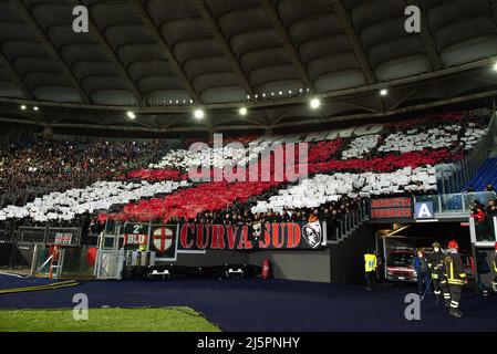 Rom, Italien. 24. April 2022. Mailands Fans während des Fußballspiels Serie A, Stadio Olimpico, Lazio gegen Mailand, 24. April 2022 (Foto von AllShotLive/Sipa USA) Credit: SIPA USA/Alamy Live News Stockfoto