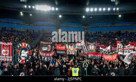 Rom, Italien. 24. April 2022. Mailands Fans während des Fußballspiels Serie A, Stadio Olimpico, Lazio gegen Mailand, 24. April 2022 (Foto von AllShotLive/Sipa USA) Credit: SIPA USA/Alamy Live News Stockfoto