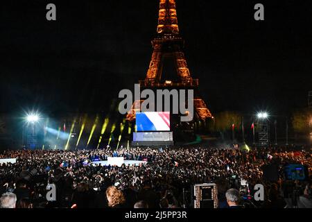 Paris, Frankreich. 24. April 2022. Anhänger von Präsident Emmanuel Macron versammelten sich am 24. April 2022 im französischen Paris auf dem Mars, um seine Wiederwahl zu feiern. Präsident Macron gewann mit geschätzten 57,60% der Stimmen gegen 42,40% für Marine Le Pen. (Foto: Lionel Urman/Sipa USA) Quelle: SIPA USA/Alamy Live News Stockfoto