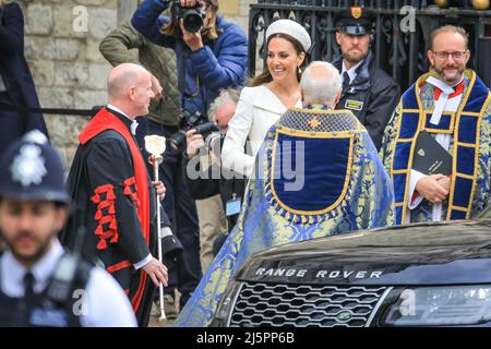 London, Großbritannien. 25. April 2022. Der Herzog und die Herzogin von Cambridge, William und Catherine, verlassen die Abtei, nachdem sie heute am Anzac-Gottesdienst in der Westminster Abbey in London teilgenommen haben. Kredit: Imageplotter/Alamy Live Nachrichten Stockfoto