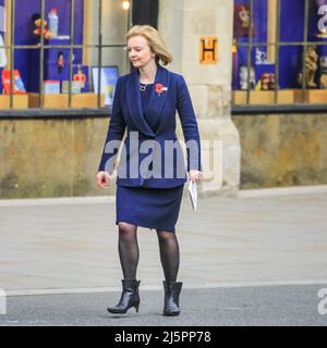 London, Großbritannien. 25. April 2022. Liz Truss MP (Elizabeth Truss), Staatssekretärin für auswärtige, Commonwealth- und Entwicklungsangelegenheiten; Ministerin für Frauen und Qualitäten verlässt die Abtei, nachdem sie heute am Anzac-Gottesdienst in der Westminster Abbey in London teilgenommen hat. Kredit: Imageplotter/Alamy Live Nachrichten Stockfoto