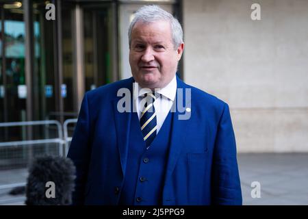 London, Großbritannien. 24. April 2022. Ian Blackford kommt für Sophie Raworth's „Sonntagmorgen“ im BBC Broadcasting House in London an. Kredit: SOPA Images Limited/Alamy Live Nachrichten Stockfoto