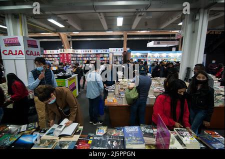 Buchkäufer sehen die neuesten Ausgaben ihrer bevorzugten literarischen Genres am ersten Sonntag der Internationalen Buchmesse „FILBO“ in Bogota, Stockfoto