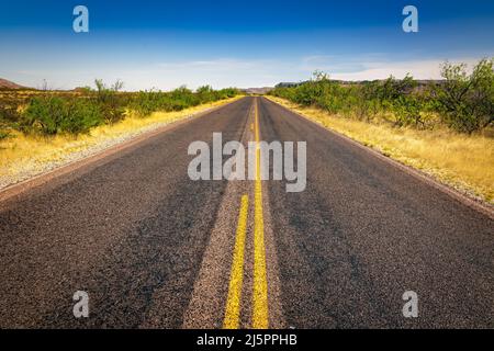 Blick auf die Hueco Tanks Road und die ländliche Landschaft in der Nähe von El Paso, Texas. Stockfoto