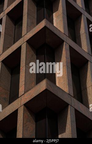 Rosafarbener, mit Granit verkleideter Turmblock in einer modernen Geschäftsentwicklung. Zentral gelegenes Geschäftsviertel. City of London. Tief eingestellte Fenster schaffen engere Sichtlinien Stockfoto