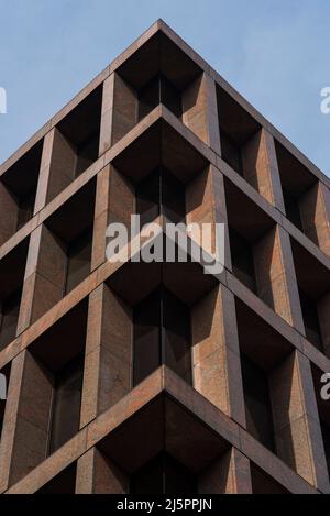 Rosafarbener, mit Granit verkleideter Turmblock in einer modernen Geschäftsentwicklung. Zentral gelegenes Geschäftsviertel. City of London. Tief eingestellte Fenster schaffen engere Sichtlinien Stockfoto