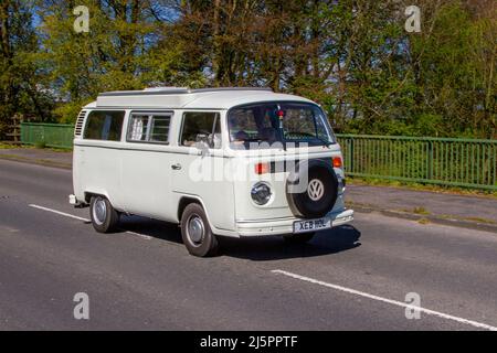 1973 70s SEVENTIES weißer VW Volkswagen 1800cc Benzin; Wohnwagen, Wohnmobile, Wohnmobil auf britischen Straßen, Wohnmobil-Freizeitfahrzeug, Familienurlaub, Karawanenkursen, Touring Caravan Urlaub, Van-Umbauten, Vanagon autohome, Leben auf der Straße, Großbritannien Stockfoto