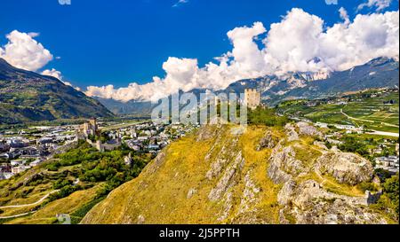 Luftpanorama der Basilika Valere und des Schlosses Tourbillon in Sion - Kanton Wallis, Schweiz Stockfoto