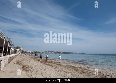 Ibiza, Spanien : 2022. April 14 : Panorama am Playa d en Bossa auf der spanischen Insel Ibiza im Sommer 2022. Stockfoto