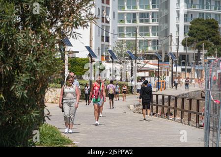 Ibiza, Spanien : 2022. April 14 : Menschen an der Playa d en Bossa auf der spanischen Insel Ibiza im Sommer 2022. Stockfoto