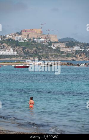 Ibiza, Spanien : 2022. April 14 : Menschen an der Playa d en Bossa auf der spanischen Insel Ibiza im Sommer 2022. Stockfoto