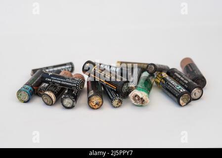 Korrosion von Alkali-Batterien. Umweltbelange/Recycling/sichere Entsorgung. Batterietechnologie. Elektrische Energiespeicherung. Stockfoto