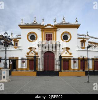 Vue sur l’entree principale des arenes de Seville, dit la Maestranza (Plaza de Toros de la Real Maestranza de Caballeria de Seville), construites entre 18eme et 19eme siecles. Architektur civile espagnole de style barocke sevillan et andalou. , Sevilla, Andalousie, Espagne. Stockfoto