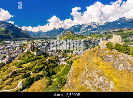 Luftpanorama der Basilika Valere und des Schlosses Tourbillon in Sion - Kanton Wallis, Schweiz Stockfoto