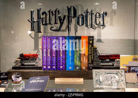 Decin, Tschechische Republik. 25. April 2022. Die Sammlerin Andrea Vendolska bereitet ihre Sammlungen von Objekten nach den Geschichten des Zauberers Harry Potter des britischen Autors J. K. Rowling für die Ausstellung „Harry Potter oder Muggles, Come Express!“ vor. Im Regionalmuseum in Decin, Tschechische Republik, abgebildet am 25. April 2022. Quelle: Ondrej Hajek/CTK Photo/Alamy Live News Stockfoto