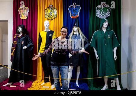 Decin, Tschechische Republik. 25. April 2022. Die Sammlerin Andrea Vendolska bereitet ihre Sammlungen von Objekten nach den Geschichten des Zauberers Harry Potter des britischen Autors J. K. Rowling für die Ausstellung „Harry Potter oder Muggles, Come Express!“ vor. Im Regionalmuseum in Decin, Tschechische Republik, abgebildet am 25. April 2022. Quelle: Ondrej Hajek/CTK Photo/Alamy Live News Stockfoto