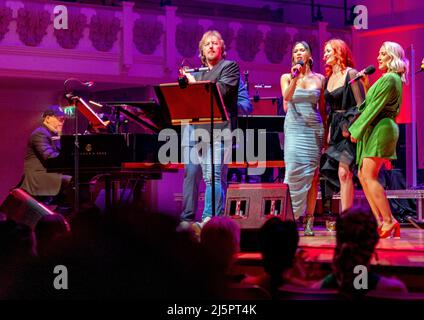 Foto zeigt: Finale des Konzerts von Frank and Friends in der Cadogan Hall am Sonntagabend mit dem legendären Musiktheaterkomponisten Frank Wildhorn (ganz links) Stockfoto