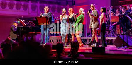 Foto zeigt: Finale des Konzerts von Frank and Friends in der Cadogan Hall am Sonntagabend mit dem legendären Musiktheaterkomponisten Frank Wildhorn (ganz links) Stockfoto