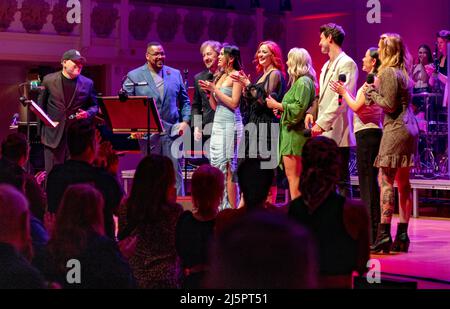 Foto zeigt: Finale des Konzerts von Frank and Friends in der Cadogan Hall am Sonntagabend mit dem legendären Musiktheaterkomponisten Frank Wildhorn (ganz links) Stockfoto